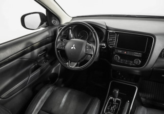 Подержанный автомобиль Mitsubishi Outlander 2018 года (9 фото)