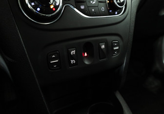 Подержанный автомобиль Renault Sandero 2015 года (15 фото)