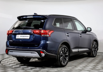 Подержанный автомобиль Mitsubishi Outlander 2021 года (5 фото)