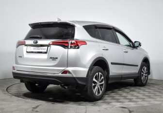Подержанный автомобиль Toyota RAV4 2018 года (5 фото)