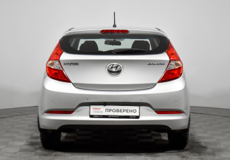 Подержанный автомобиль Hyundai Solaris Hatchback 2015 года (6 фото)