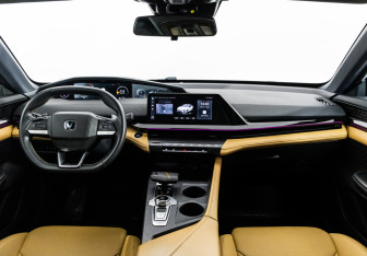 Подержанный автомобиль Changan UNI-V 2023 года (12 фото)