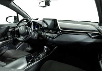 Подержанный автомобиль Toyota C-HR 2019 года (9 фото)