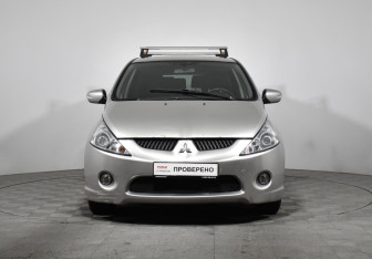 Подержанный автомобиль Mitsubishi Grandis 2008 года (2 фото)