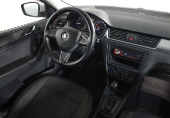 Подержанный автомобиль Skoda Rapid Liftback 2014 года (7 фото)