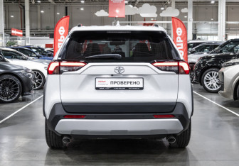 Подержанный автомобиль Toyota RAV4 2023 года (11 фото)