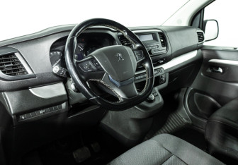Подержанный автомобиль Peugeot Traveller 2021 года (11 фото)