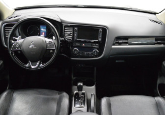 Подержанный автомобиль Mitsubishi Outlander 2015 года (14 фото)