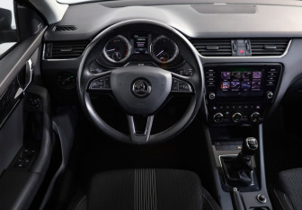 Подержанный автомобиль Skoda Octavia Liftback 2018 года (11 фото)