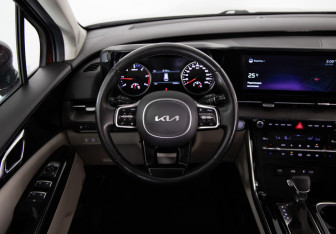 Подержанный автомобиль Kia Carnival 2023 года (10 фото)