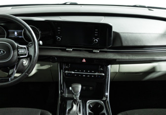 Подержанный автомобиль Kia Carnival 2021 года (14 фото)