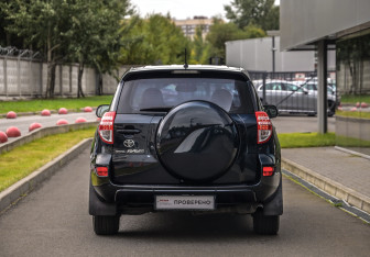 Подержанный автомобиль Toyota RAV4 2012 года (7 фото)