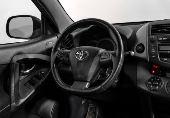 Подержанный автомобиль Toyota RAV4 2010 года (15 фото)