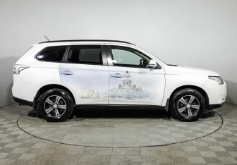 Подержанный автомобиль Mitsubishi Outlander 2012 года (4 фото)