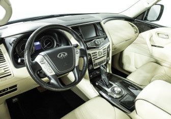 Подержанный автомобиль Infiniti QX80 2018 года (11 фото)