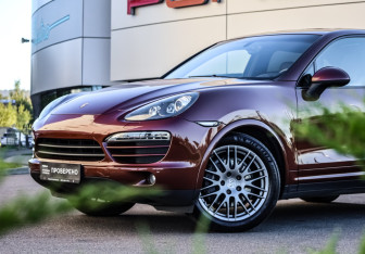 Подержанный автомобиль Porsche Cayenne 2012 года (2 фото)
