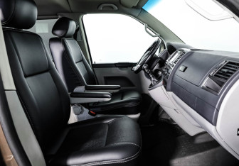 Подержанный автомобиль Volkswagen Caravelle 2013 года (15 фото)