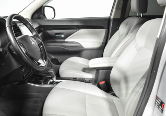 Подержанный автомобиль Mitsubishi Outlander 2022 года (10 фото)