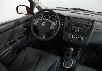 Подержанный автомобиль Nissan Tiida Hatchback 2008 года (8 фото)