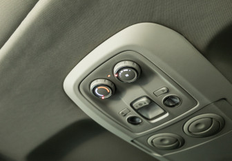 Подержанный автомобиль Peugeot Traveller 2020 года (17 фото)