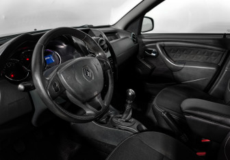 Подержанный автомобиль Renault Duster 2016 года (9 фото)