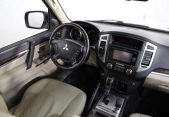 Подержанный автомобиль Mitsubishi Pajero 2019 года (9 фото)