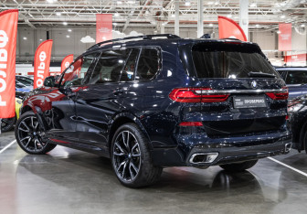 Подержанный автомобиль BMW X7 2021 года (11 фото)