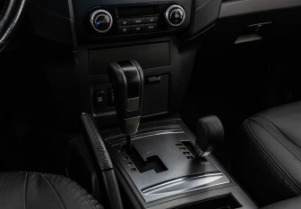 Подержанный автомобиль Mitsubishi Pajero 2014 года (13 фото)