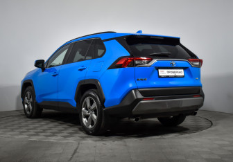 Подержанный автомобиль Toyota RAV4 2021 года (7 фото)
