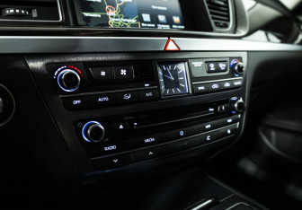 Подержанный автомобиль Hyundai Genesis 2015 года (21 фото)