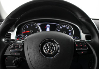 Подержанный автомобиль Volkswagen Touareg 2012 года (19 фото)