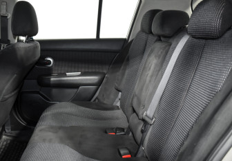Подержанный автомобиль Nissan Tiida Hatchback 2011 года (12 фото)