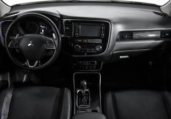 Подержанный автомобиль Mitsubishi Outlander 2017 года (13 фото)