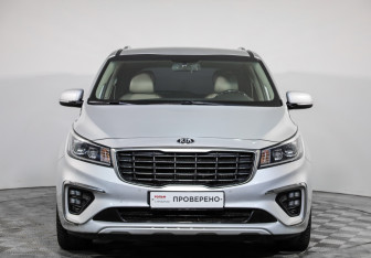 Подержанный автомобиль Kia Carnival 2018 года (2 фото)
