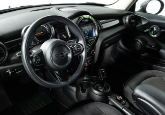 Подержанный автомобиль MINI Hatch 2018 года (11 фото)