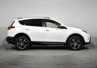 Подержанный автомобиль Toyota RAV4 2015 года (4 фото)