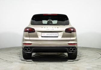 Подержанный автомобиль Porsche Cayenne 2016 года (6 фото)