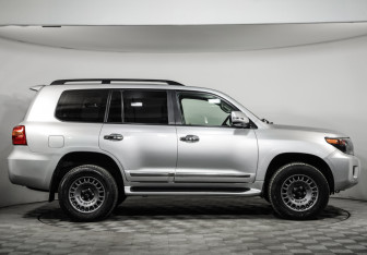 Подержанный автомобиль Toyota Land Cruiser Suv 2014 года (4 фото)