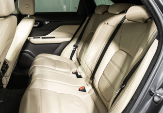 Подержанный автомобиль Jaguar F-Pace 2018 года (10 фото)