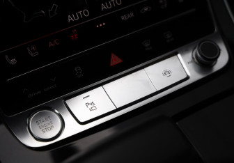 Подержанный автомобиль Audi Q8 2018 года (19 фото)