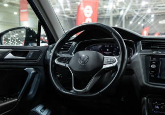 Подержанный автомобиль Volkswagen Tiguan 2022 года (19 фото)