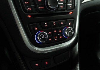 Подержанный автомобиль Opel Mokka 2014 года (17 фото)