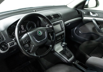 Подержанный автомобиль Skoda Octavia Liftback 2010 года (11 фото)
