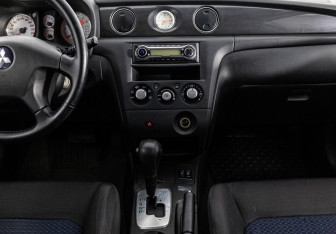 Подержанный автомобиль Mitsubishi Outlander 2007 года (11 фото)