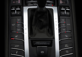 Подержанный автомобиль Porsche Macan 2015 года (22 фото)