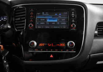 Подержанный автомобиль Mitsubishi Outlander 2020 года (16 фото)