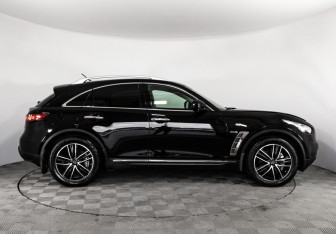 Подержанный автомобиль Infiniti QX70 2015 года (4 фото)