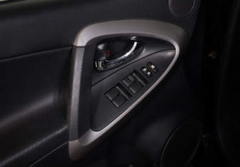 Подержанный автомобиль Toyota RAV4 2008 года (19 фото)