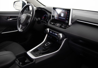 Подержанный автомобиль Toyota RAV4 2019 года (10 фото)