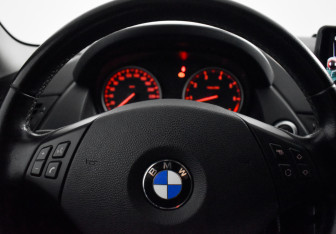 Подержанный автомобиль BMW X1 2010 года (18 фото)